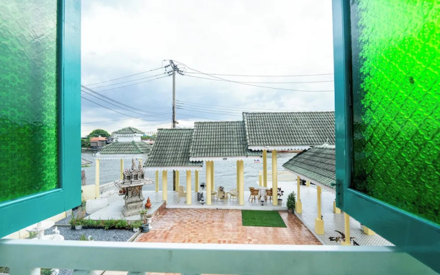 RoomQuest Baan Khun Phra The Iconic