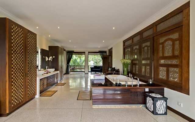 Spacious 8 bedroom pool villa in Canggu