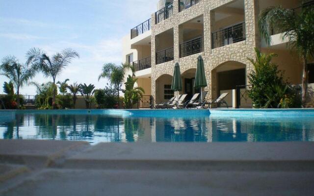 104 Excellent 2 bed apartment with pool view, AC & gym!