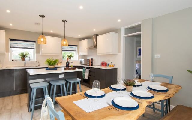 Bosham 3 BR Beach House With Garden Playhouse