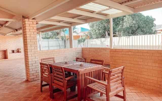 Carnarvon 3BR & 2BA Holiday House