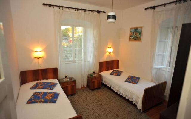 Apartments Piv - 10 m from beach