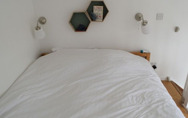 Bright 2 Bedroom Apartment Along the Thames