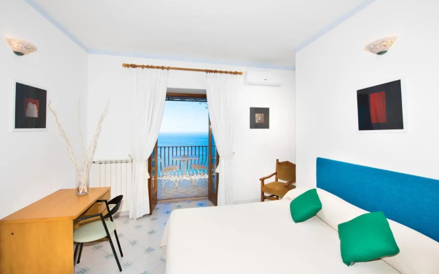 Villa Savina - Elegant Family Villa Overlooks Amalfi Coast -