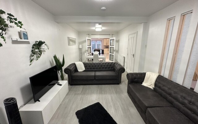 Comfortable and Stylish 3BD House in Luton