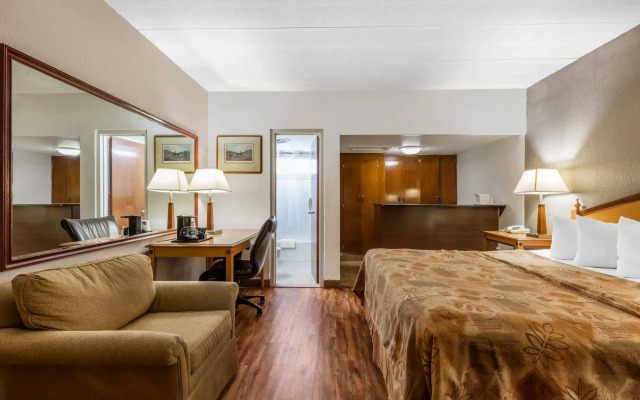 Econo Lodge Inn & Suites