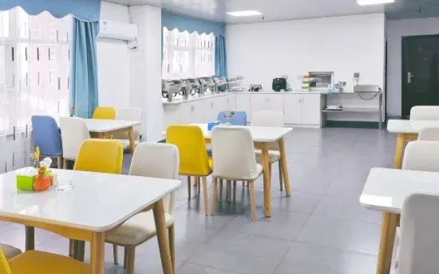 MOUSSIE HOTEL(Huaihua Third Middle School Municipal Committee Branch)