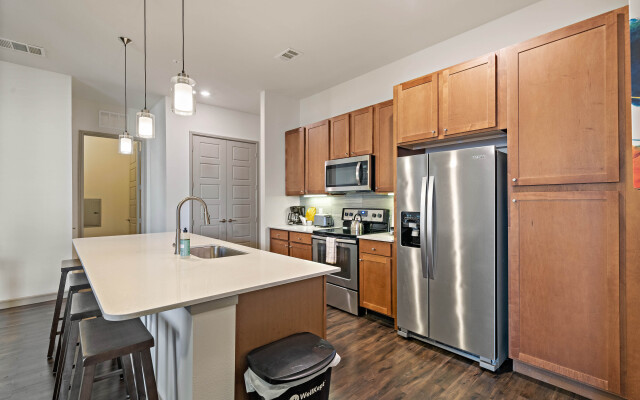 Spacious 2BR Apt – Downtown Location