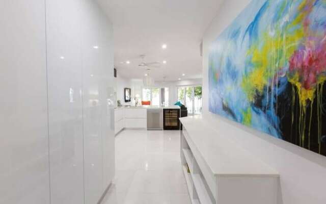 603 On The Beach Luxury Apartment