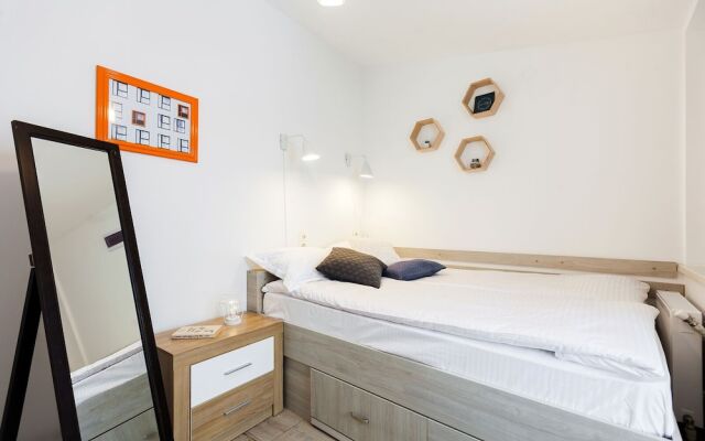 7 Apartments