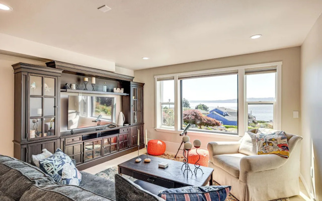 Puget Sound Views: Des Moines Apt w/ Patio
