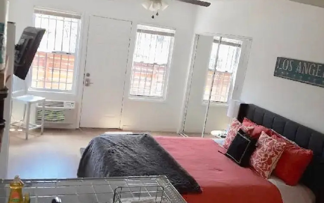 Venice Beach Studio #C - 1 Block to the Beach!