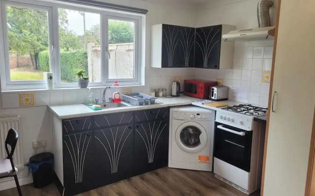 Charming Luton Apartment Retreat
