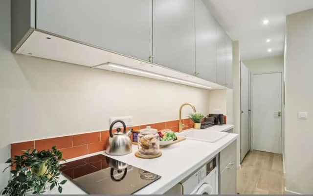 Ganneron in Paris With 1 Bedrooms and 1 Bathrooms