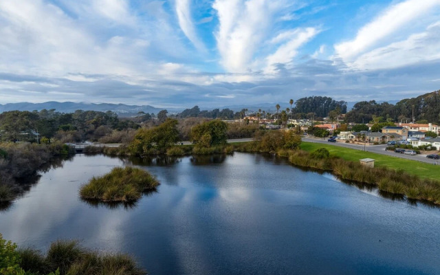 Mendel Manor by Avantstay Walk to Beach! Large Deck + Patio