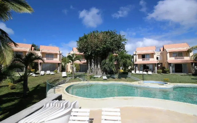 Residence With 6 Seafront Bungalows and Swimming