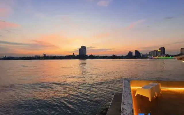 Chao phraya riverfront house / Baan Rimphraya