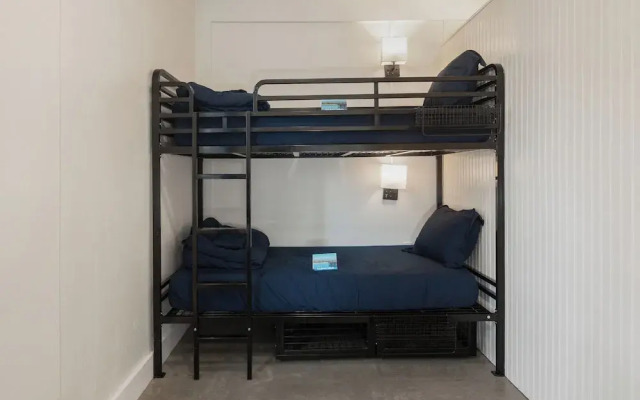 ITH Santa Barbara Beach Hostel
