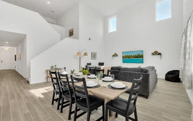 Upstay - Spacious Lakefront Home Near Disney