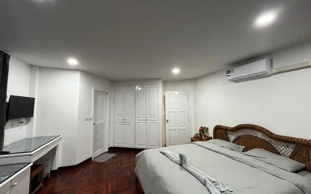 Chang Phueak Chao Samran Beach