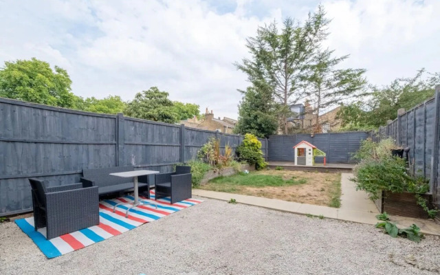 Lovely 3 Bedroom Apartment in Clapton With Garden
