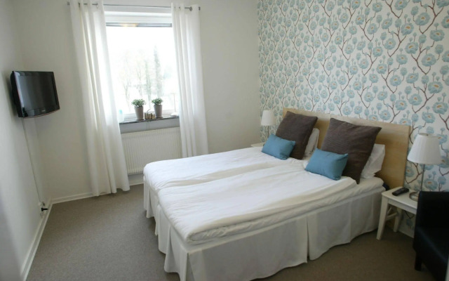 Riverside Hotel & Apartments