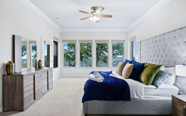 Hillside Infinity Pool Retreat