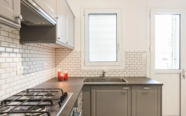 HIGHEND 2BDR Full APT/ IDEAL LOCATION (and Netflix)