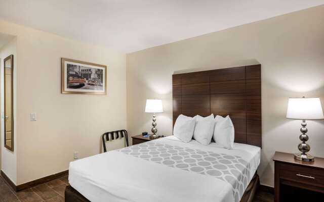Downtown Hollywood Gardens Inn & Suites