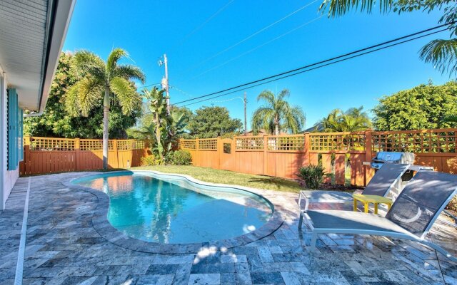 Sardinia Vacation Rental: Delightful Coastal Home near Vanderbilt Beach. Relax in a Private Pool and Spacious 4-BR Retreat with Modern Amenities. Ideal for Families. Minutes from Mercato and Local Attractions