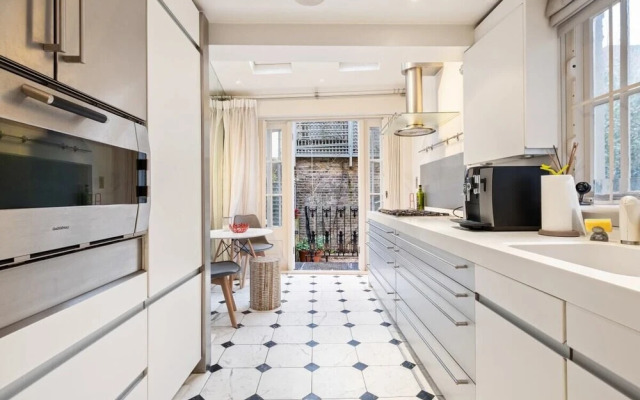 Spacious Designer 2 Bedroom Maisonette With Garden in Chelsea, London