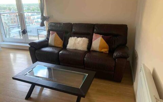 Charming 2-bed Apartment in Slough