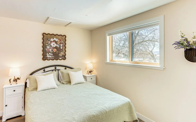 Patio & Mountain Views: Farmhouse in Mancos!