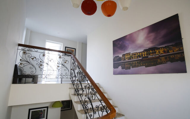 Golden Bell Backpacker Hotel & Pool Bar