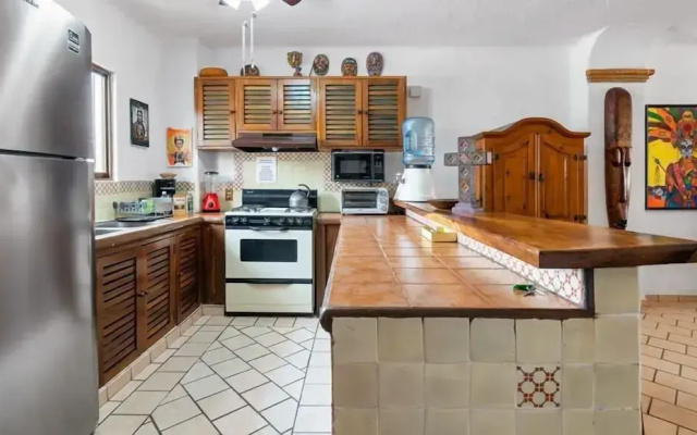 Ocean View 2Br Condo-balcony-beach-pool - 902