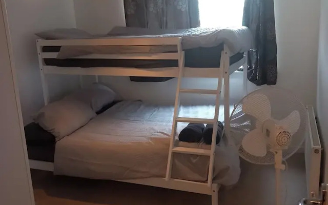 2 Beds, Sleeps 5, Pets Ok, Balcony & Free Parking