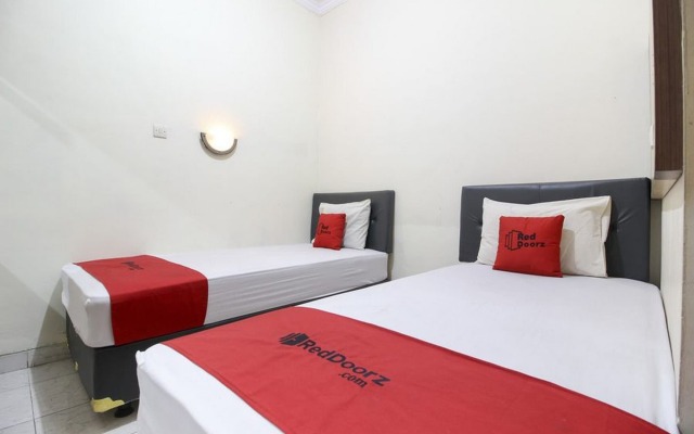 RedDoorz Plus near Stadion Mandala Krida