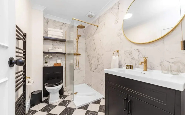 Chic Chelsea Retreat in a Victorian Building