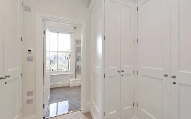 Spacious 4 Bed House, Battersea