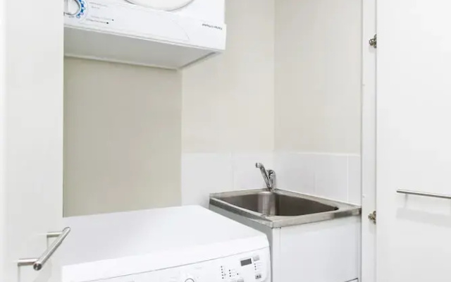 Madecomfy Spacious Canberra Living With Courtyard