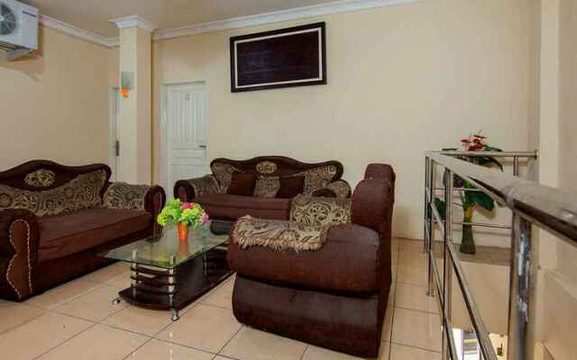 OYO 2045 Hotel 211