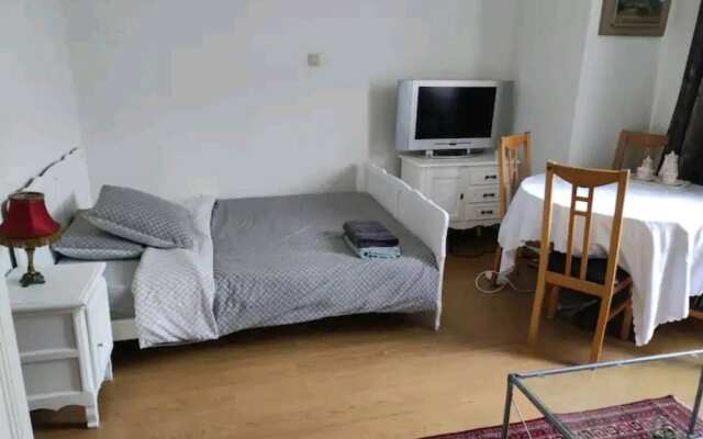 "entire Cozy Three Bedroom Apartment in Bruxelles"