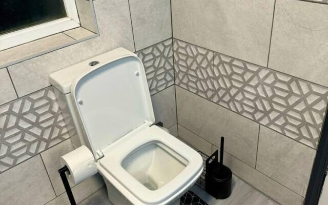 Elegant 2-bedroom Apartment Near City Centre