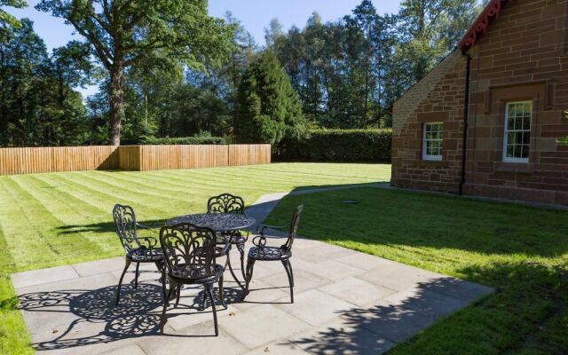 Luxury Lodge With Garden in the Grade II Listed Netherby Hall