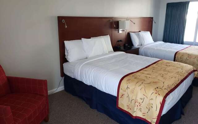 Days Inn & Suites by Wyndham St. Ignace Lakefront