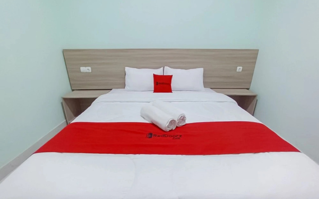 RedDoorz @ Diamond Inn Stasiun Pekalongan – Guest Rooms – Pekalongan