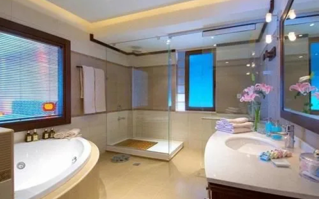 Cavo Seaside Suites