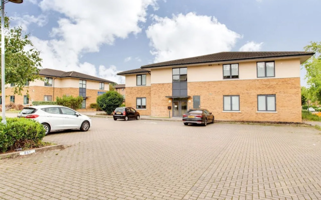 Elegant Apartment in Milton Keynes near Snozone