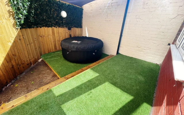Spacious 2-bed Apartment With Hot tub and Parking