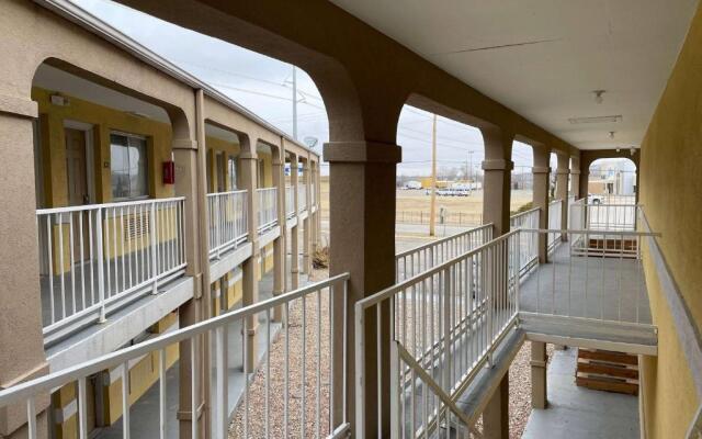 Deluxe Inn & Suites